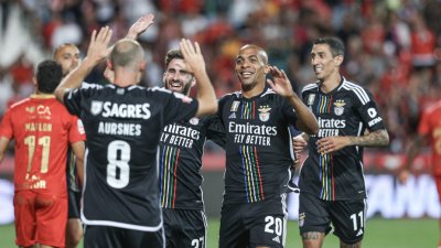 A camisola do Benfica sobre Gilles Vicente por 3-2