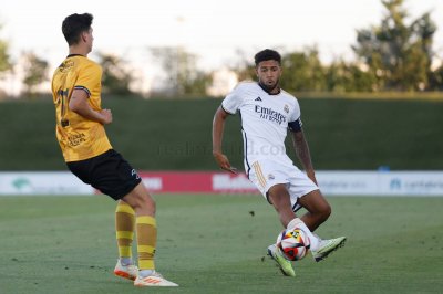 Castilla com a nova camisola Real Madrid empata com Unionistas